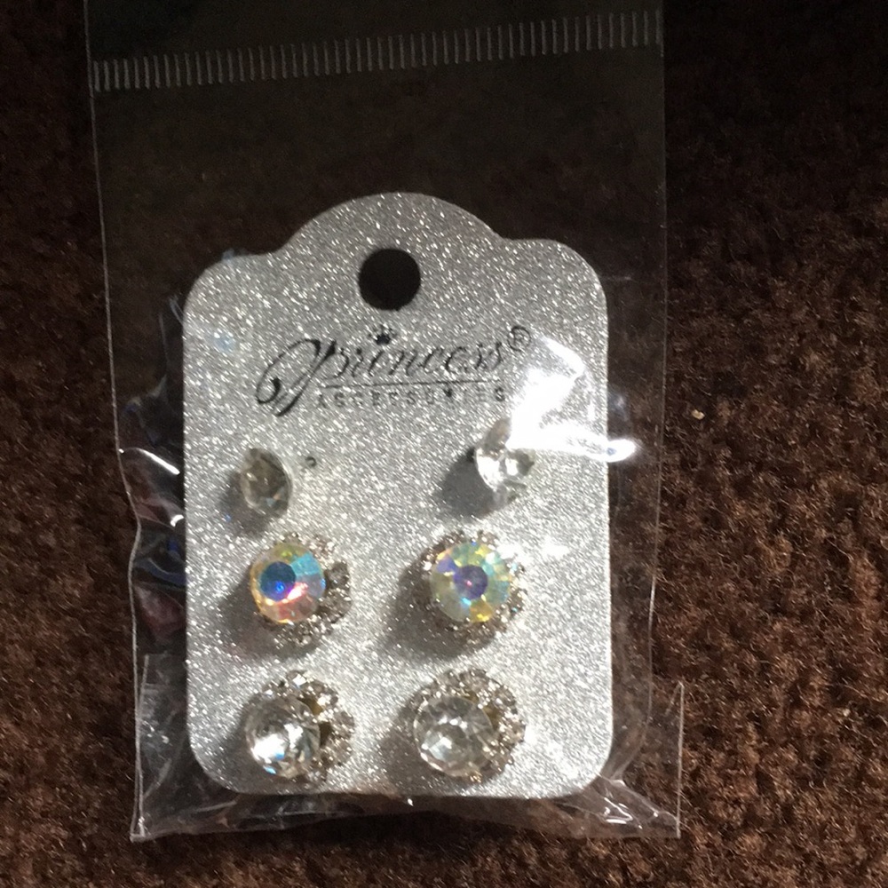 Pairs of earrings